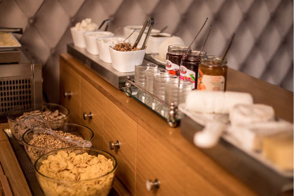 מלון אמבסי תל אביב -חדר אוכל - ארוחת בוקר 