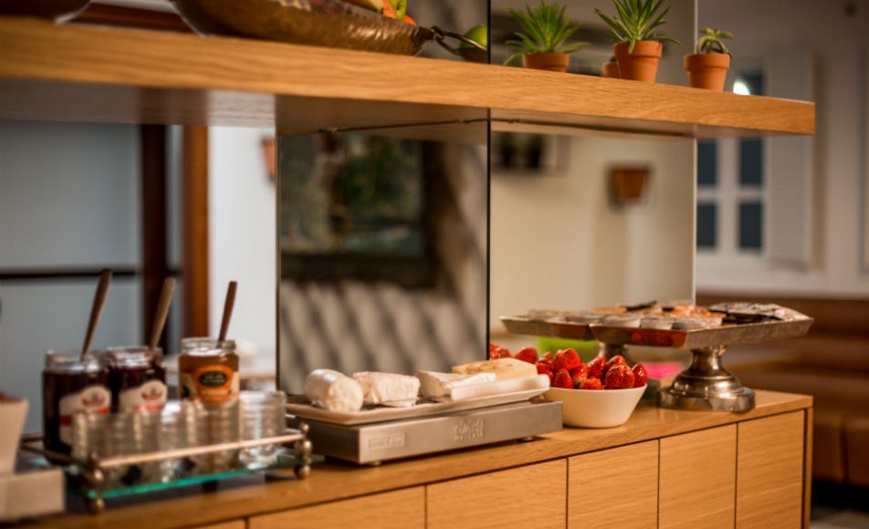 מלון אמבסי - חדר אוכל -ארוחת בוקר קונטיננטלית