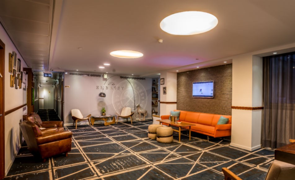 מלון אמבסי- לובי עליון- פינת ישיבה