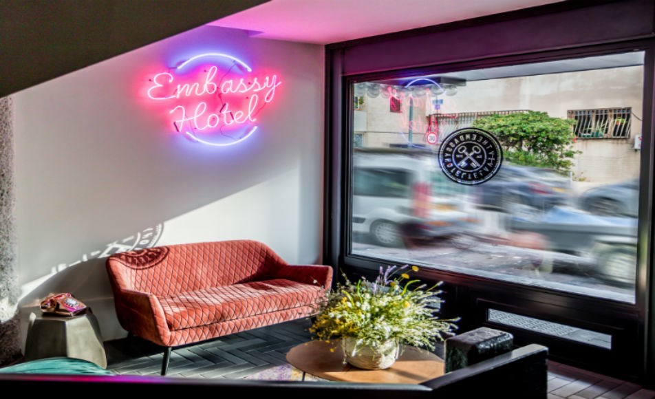 מלון אמבסי תל אביב-  פינת ישיבה עם נוך לעיר 